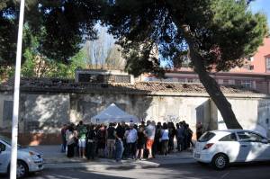 Alcuni dei partecipanti, di fronte all'edificio ora abbandonato che ospito' la Scuola popolare (foto di Dietrich Steinmetz)
